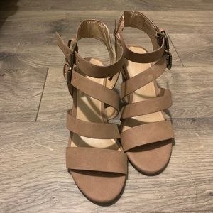 Like New Crown Vintage Beige Sandal Wedges 7